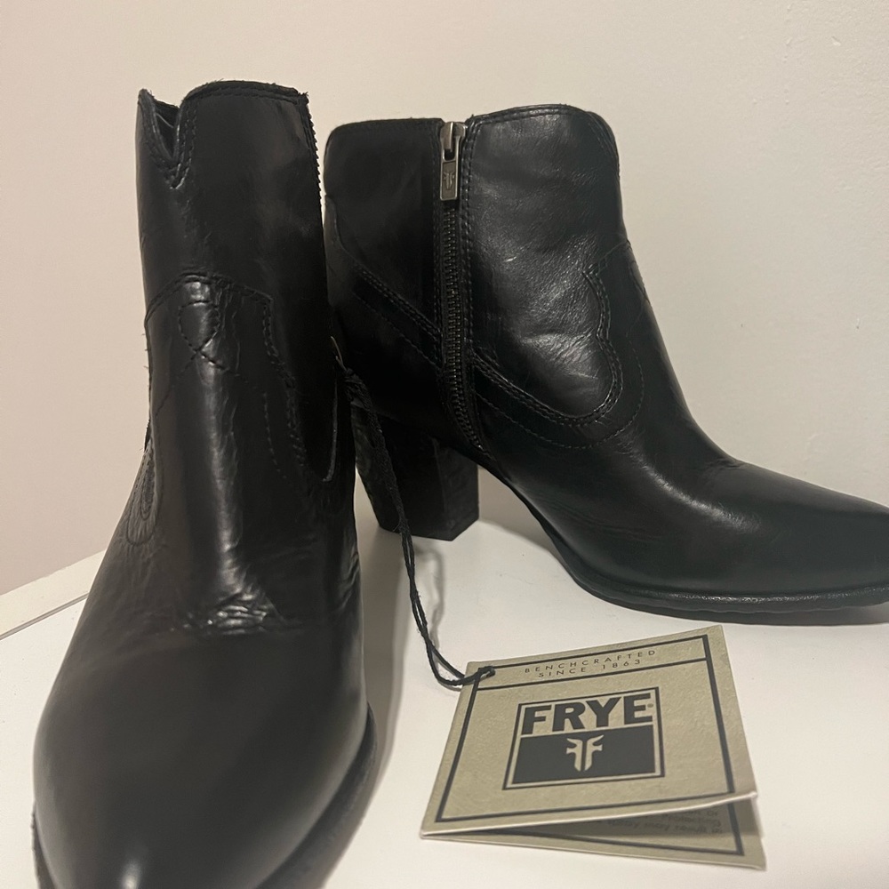 New Women’s Frye Renee Seam Short Leather Boot Black Side Zip size 10W